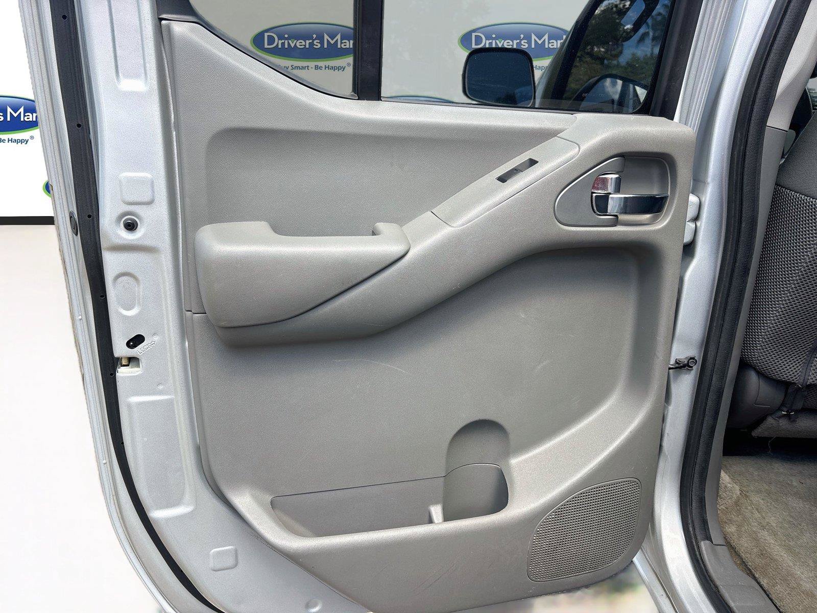 Used 2015 Nissan Frontier SV w/ SV Value Truck Package RWD image 11