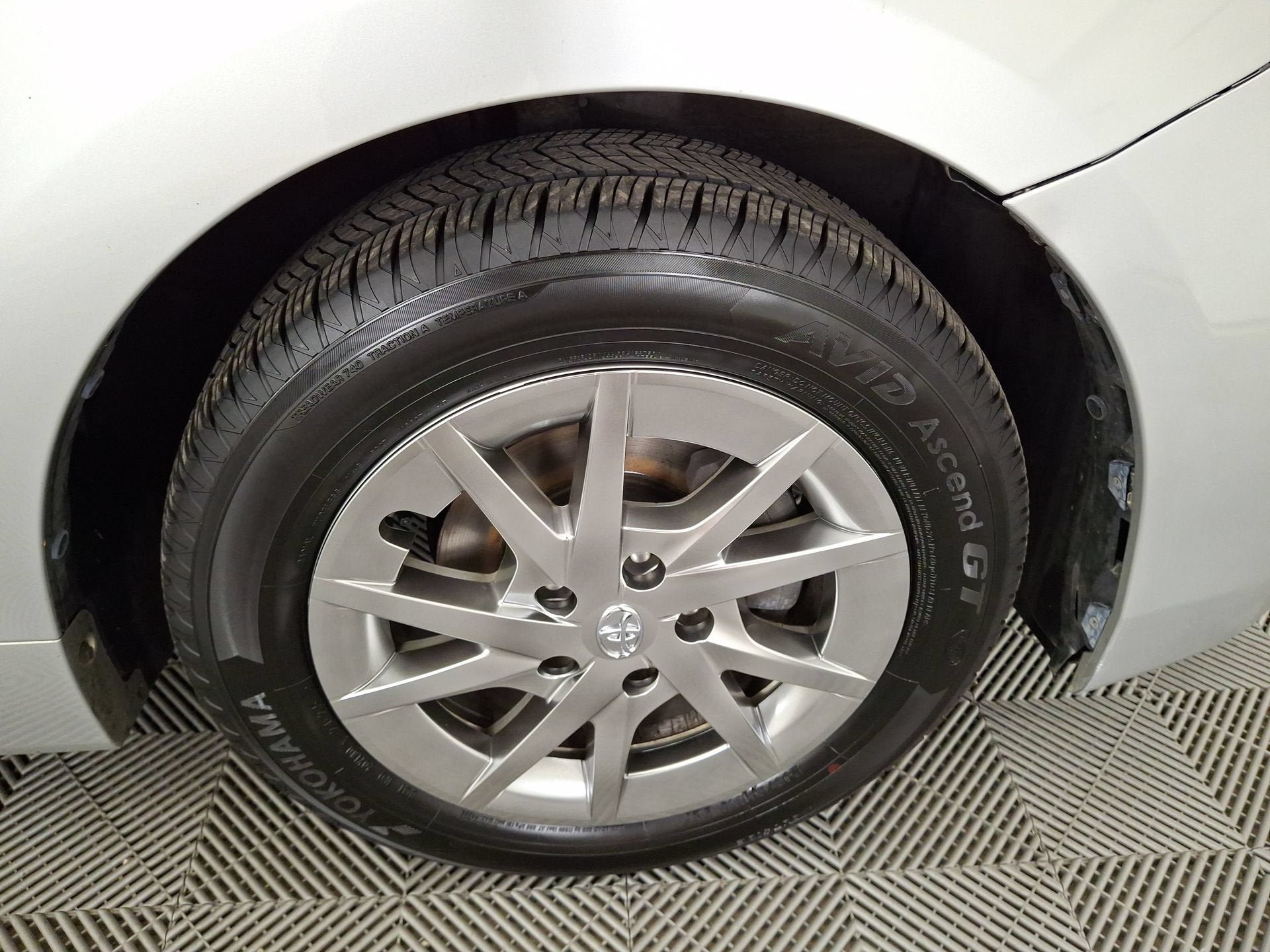 Used 2017 Toyota Prius V Four w/ Carpet Mat Package FWD image 27