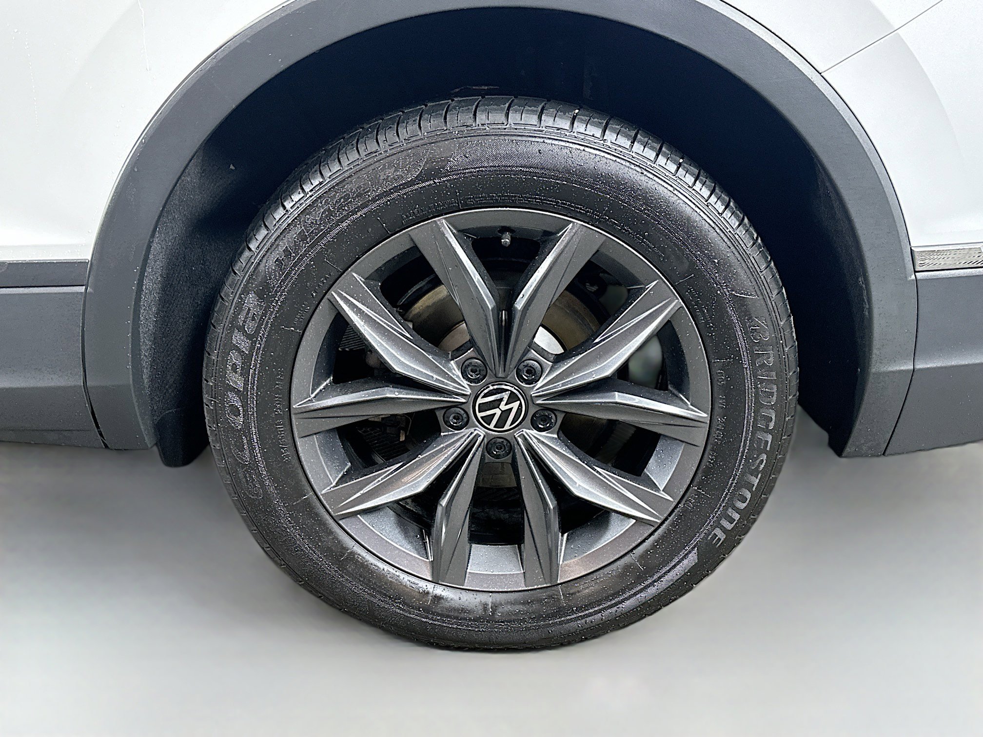 Used 2023 Volkswagen Tiguan SE AWD/4WD image 28