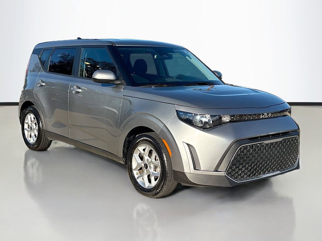 Used 2025 Kia Soul LX w/ LX Technology Package image 3