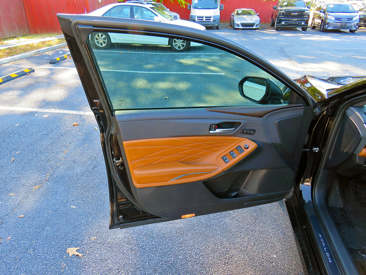 Used 2019 Toyota Avalon Limited image 31