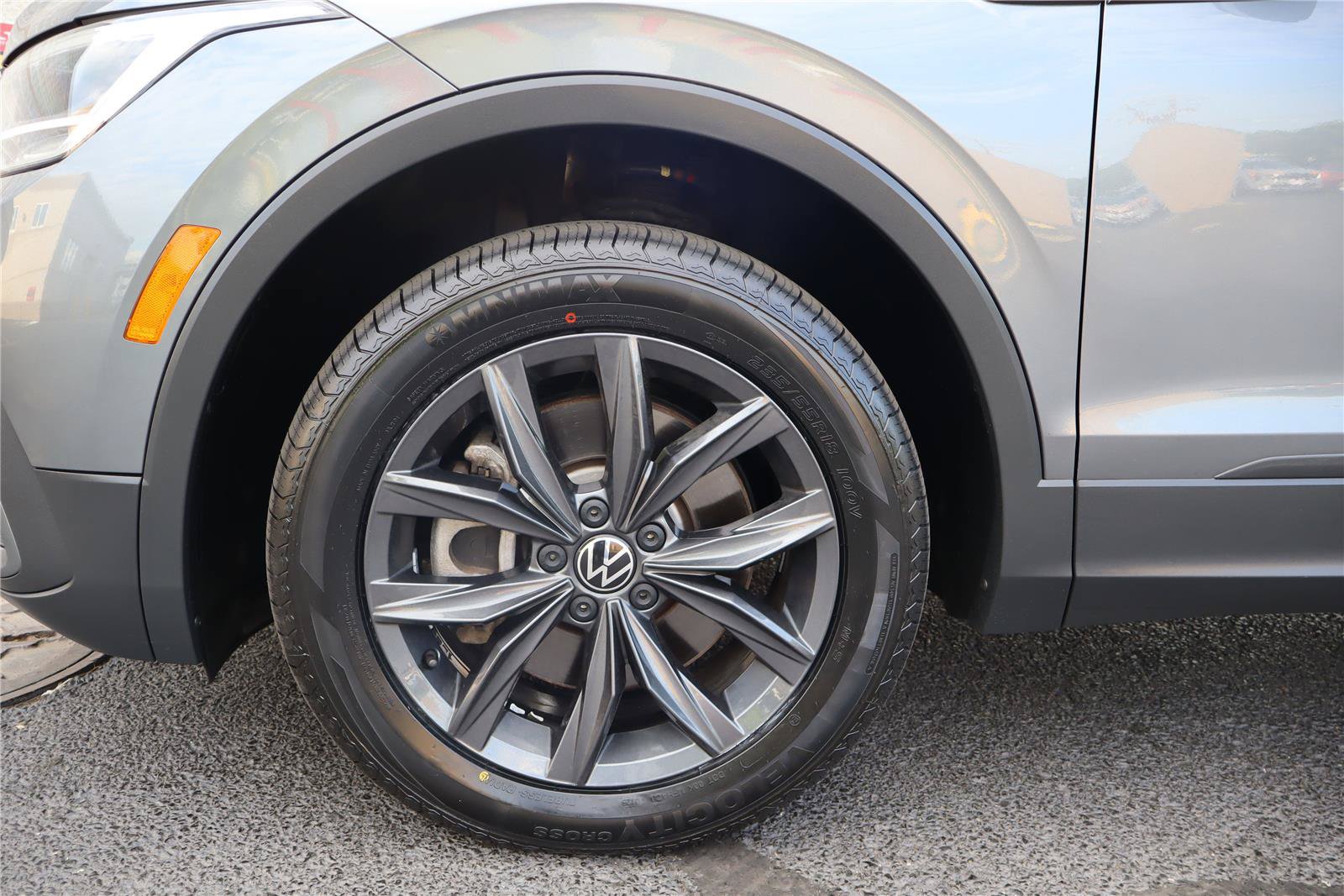 Certified 2022 Volkswagen Tiguan SE w/ Panoramic Sunroof Package AWD/4WD image 11