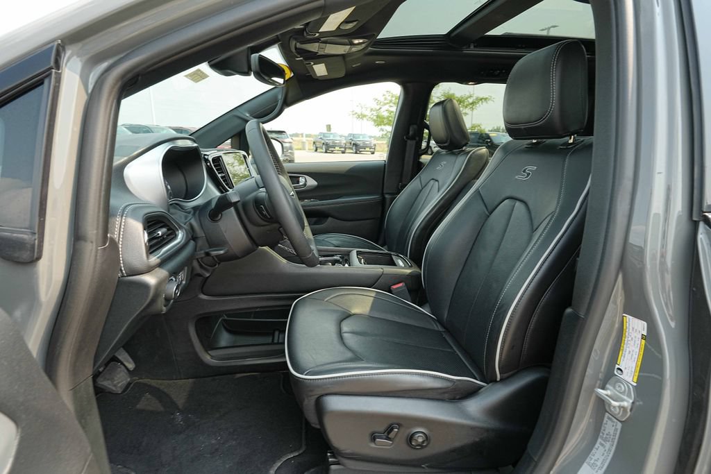 Used 2025 Chrysler Pacifica Limited FWD image 17