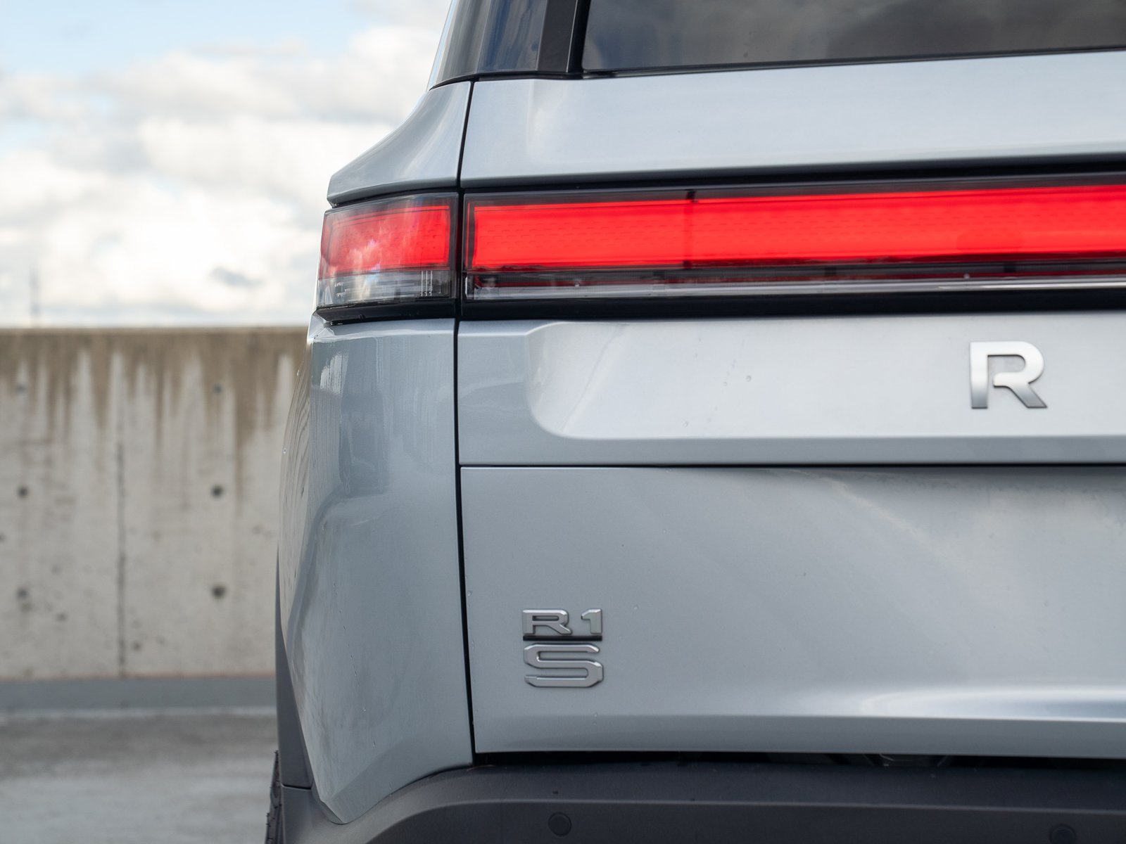Used 2025 Rivian R1S Adventure Dual AWD/4WD image 10
