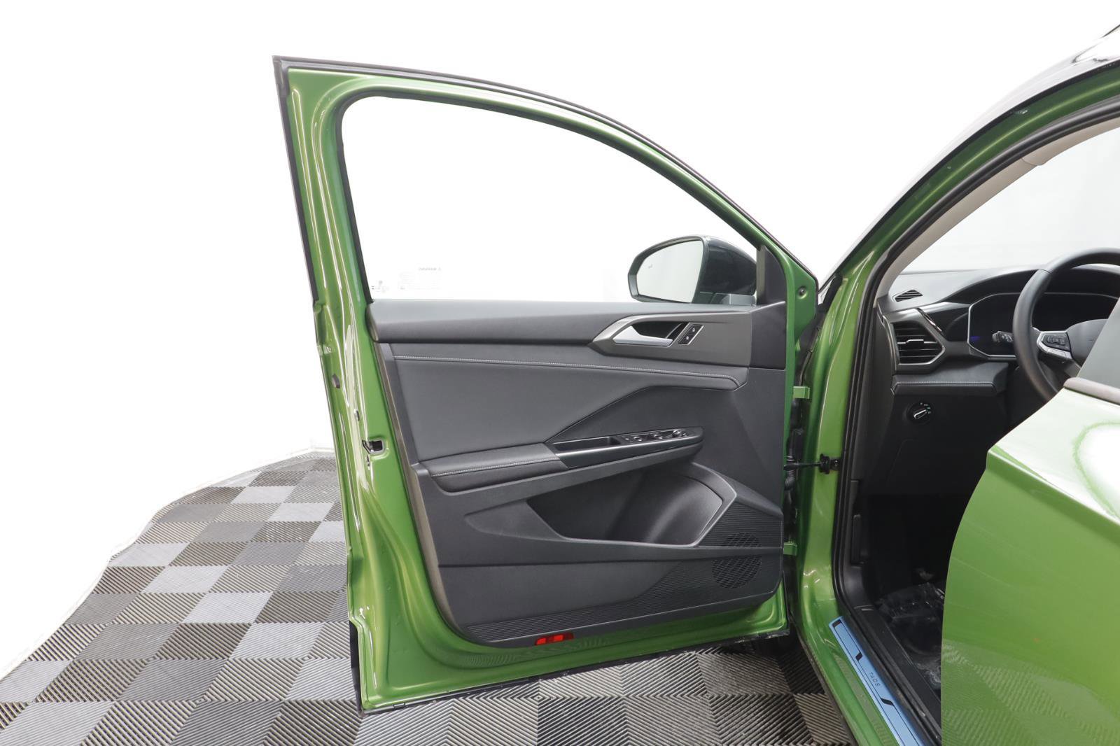 Used 2025 Volkswagen Taos SE image 5