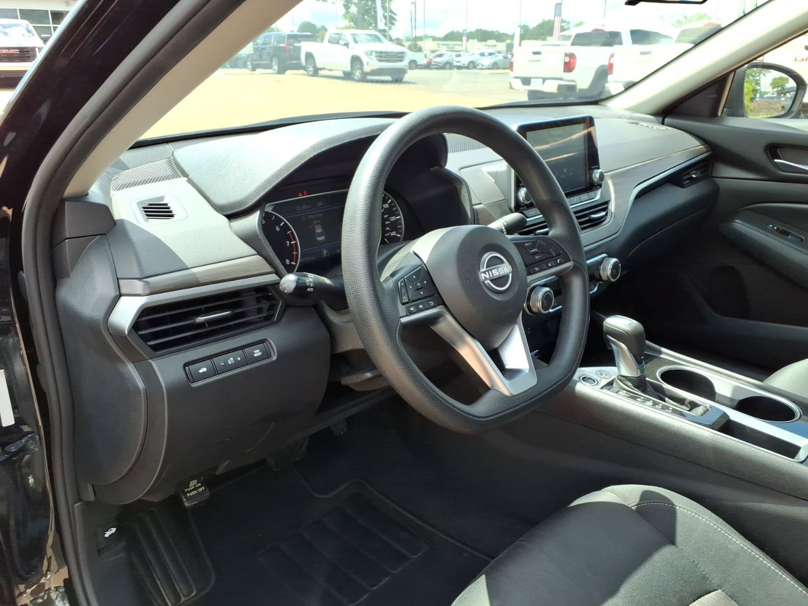 Used 2024 Nissan Altima 2.5 SV FWD image 6