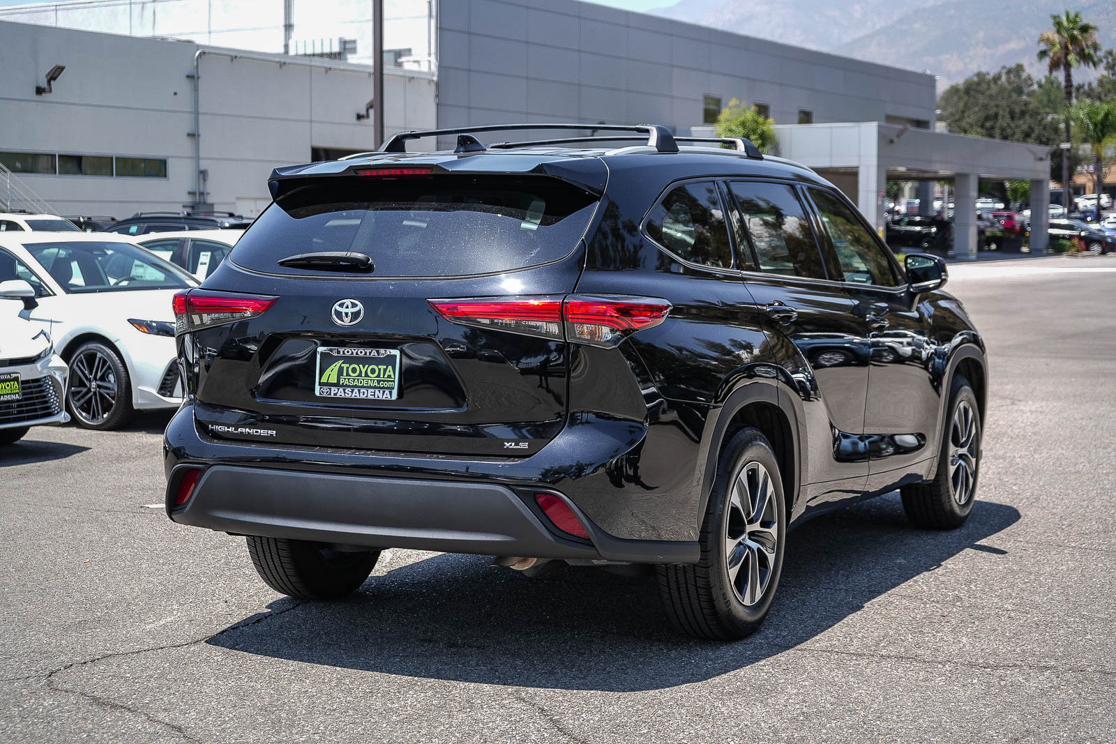 Used 2022 Toyota Highlander XLE FWD image 6