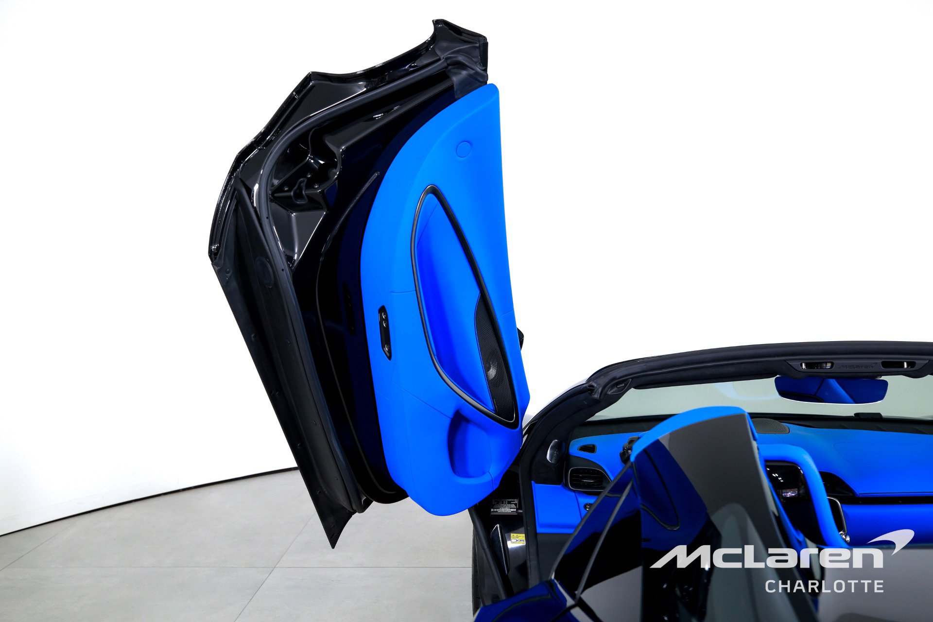 Used 2025 McLaren Artura Spider image 12