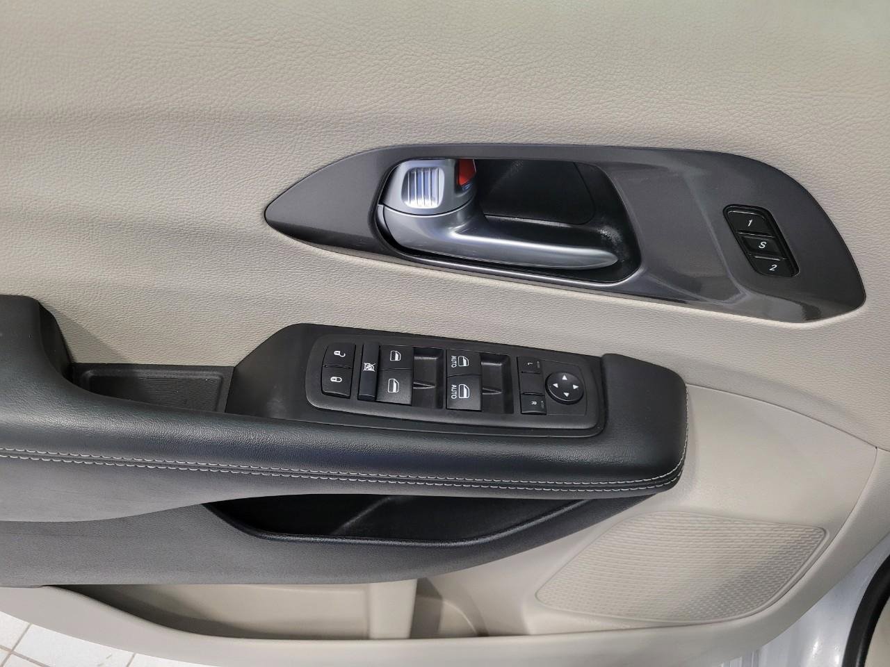 Used 2024 Chrysler Pacifica Touring-L image 26