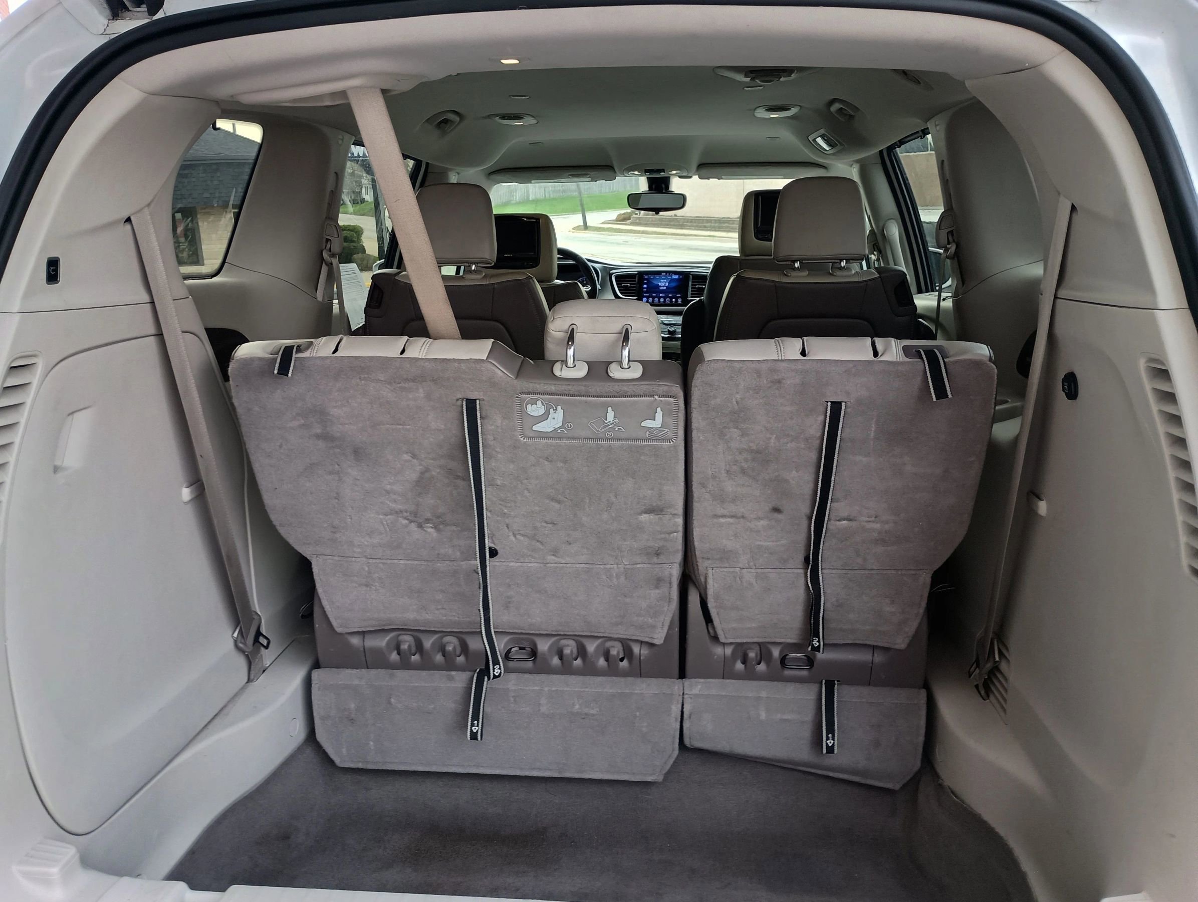 Used 2017 Chrysler Pacifica Touring-L image 17