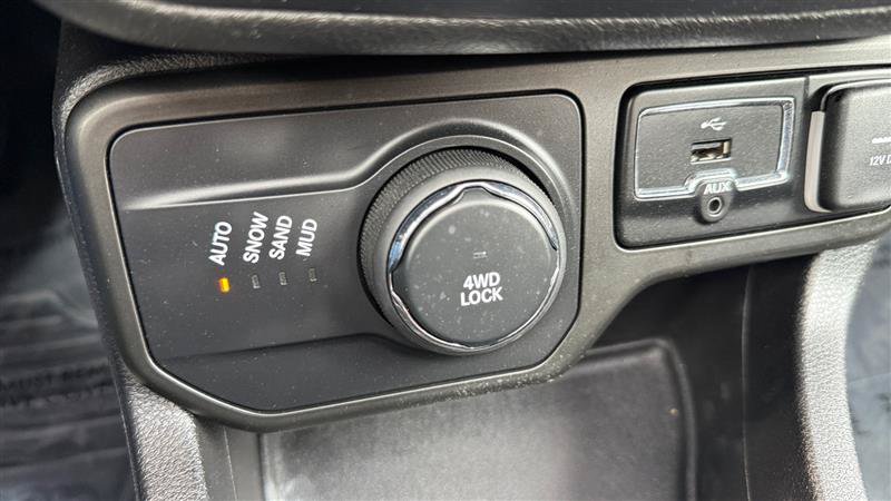 Used 2018 Jeep Renegade Latitude w/ UConnect 8.4 Nav Group AWD/4WD image 32