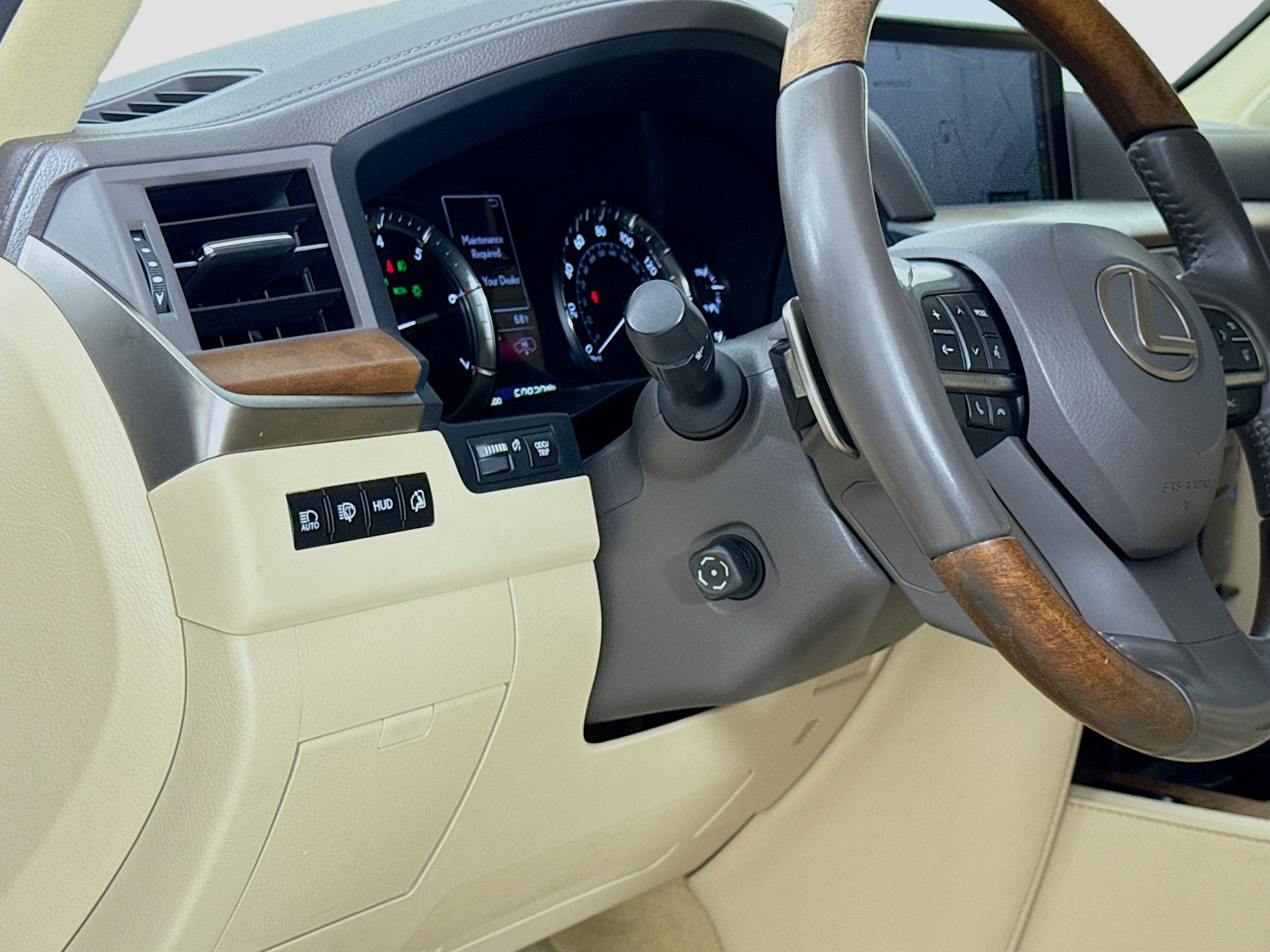 Used 2020 Lexus LX 570 4WD w/ 3rd Row & Luxury Pkg image 10