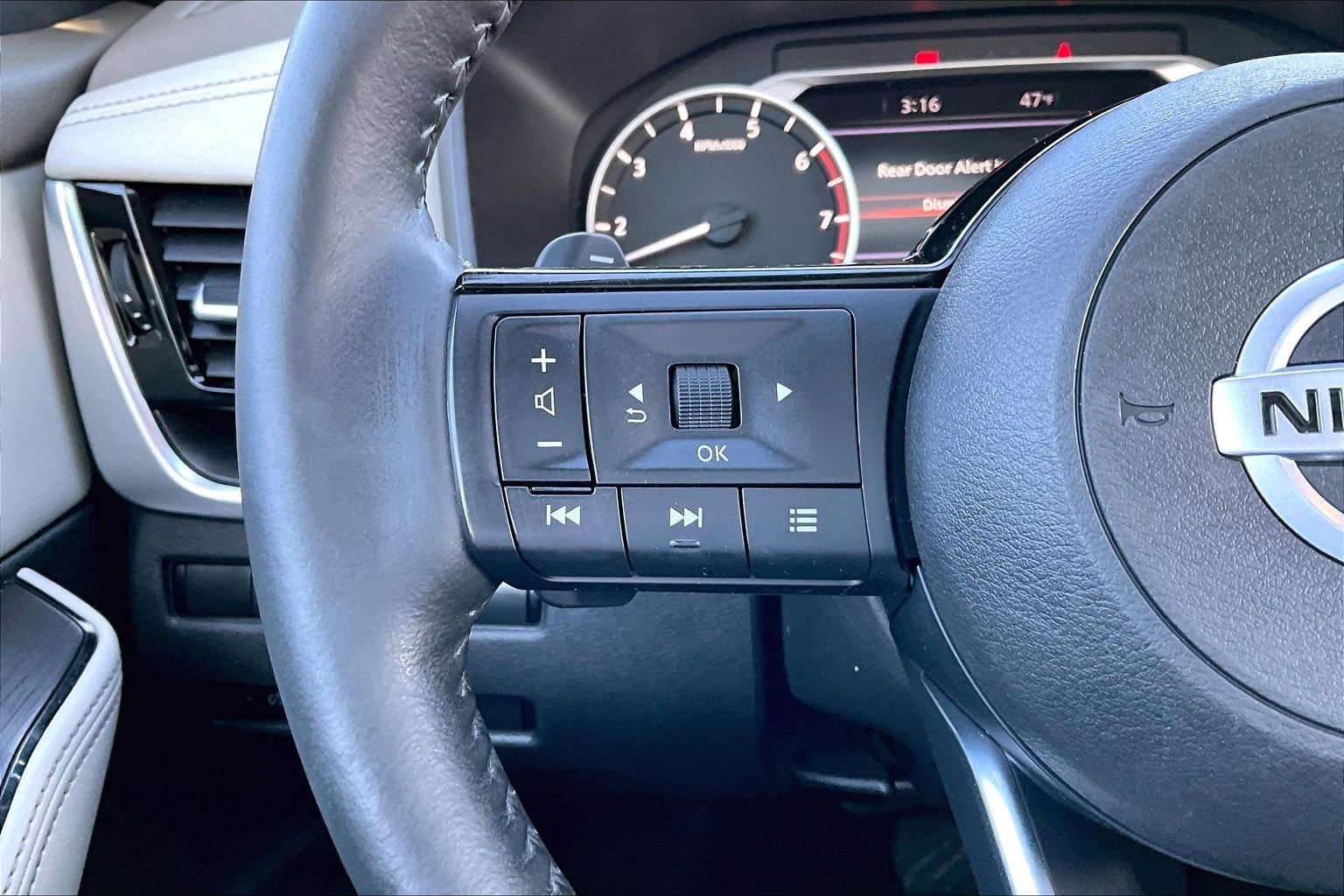 Used 2021 Nissan Rogue SL w/ Premium Package image 11