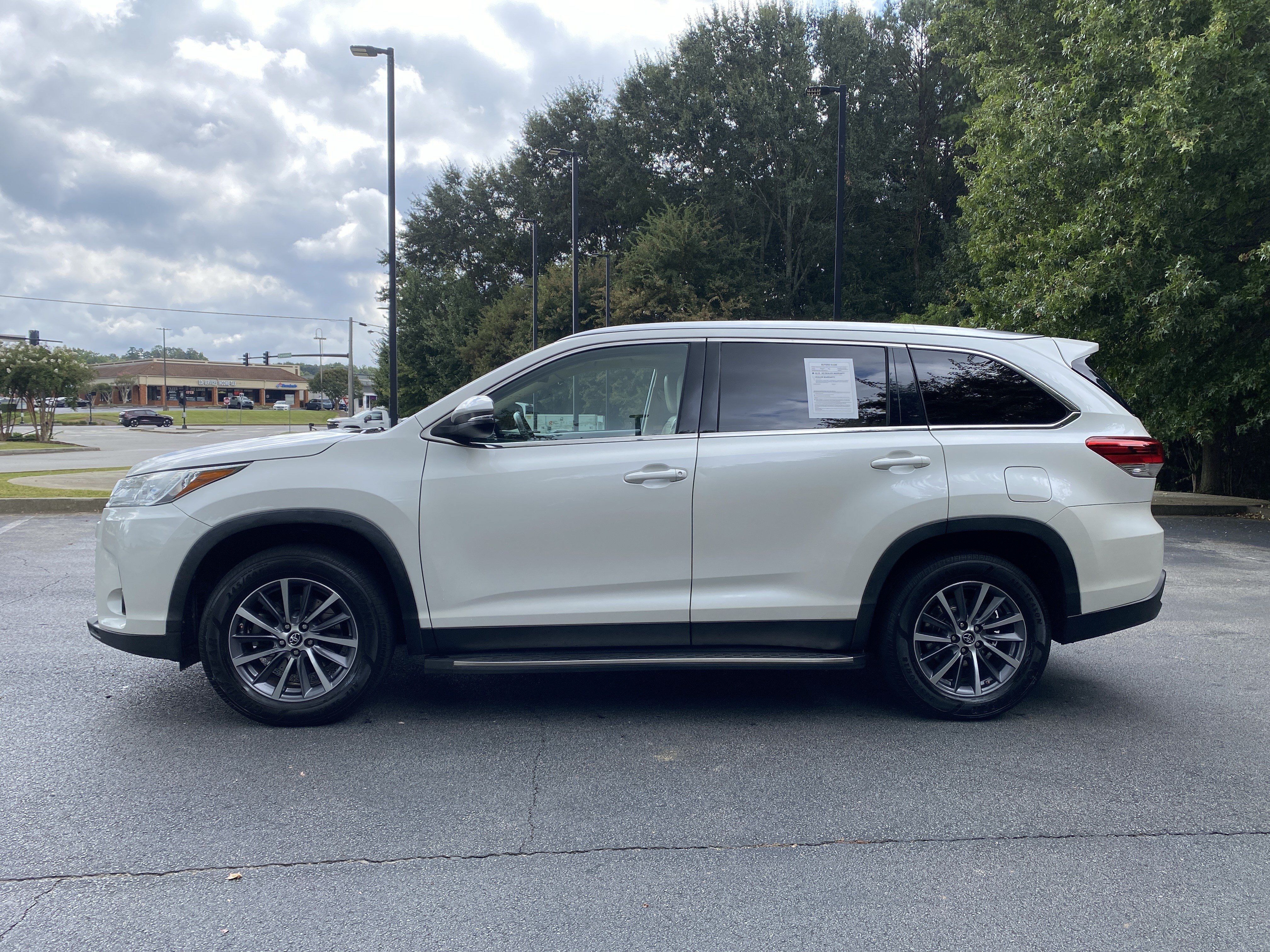 Used 2019 Toyota Highlander XLE FWD image 6