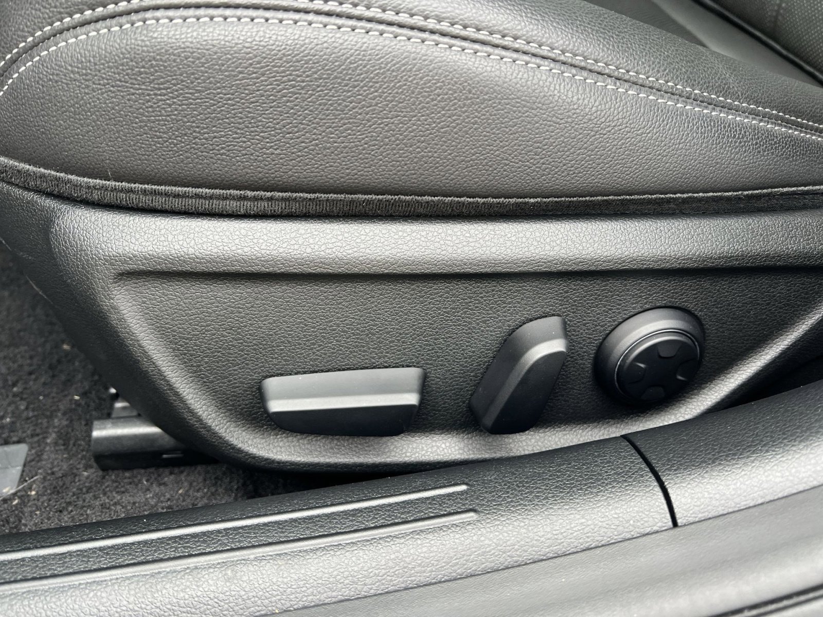 Used 2025 Genesis G70 2.5T image 14