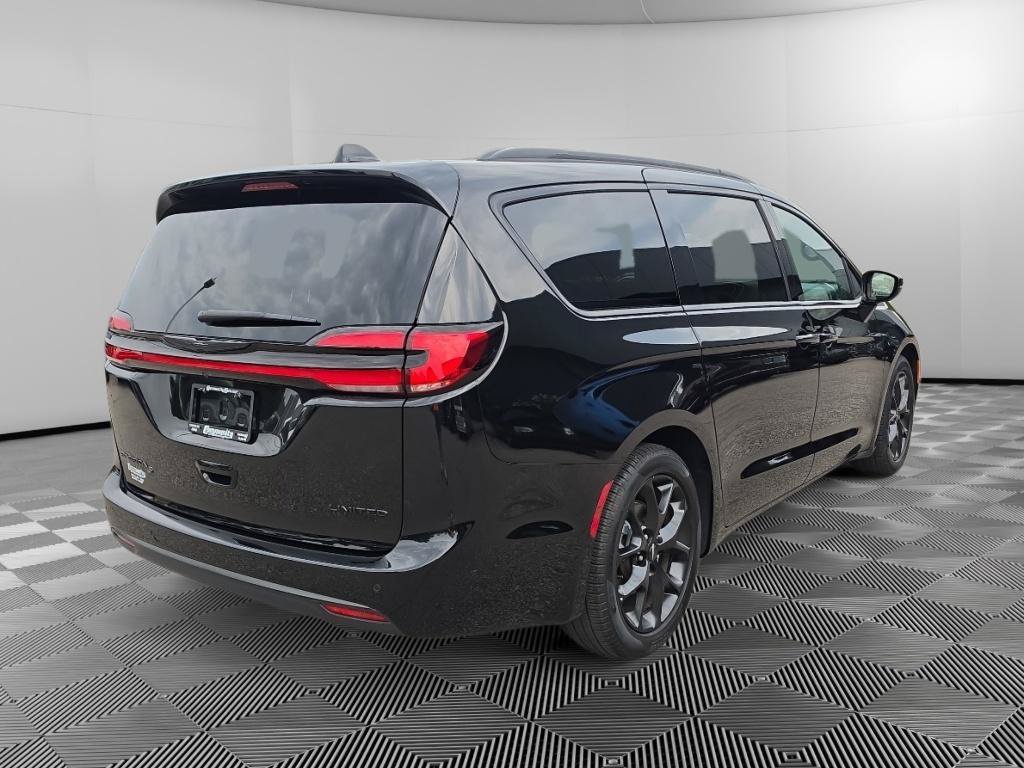 Used 2025 Chrysler Pacifica Limited FWD image 7