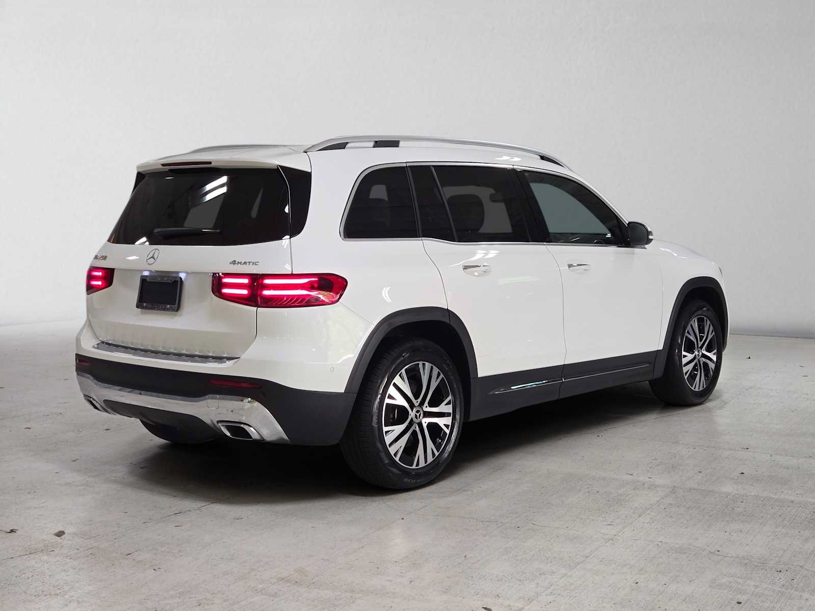 Used 2024 Mercedes-Benz GLB 250 4MATIC image 3