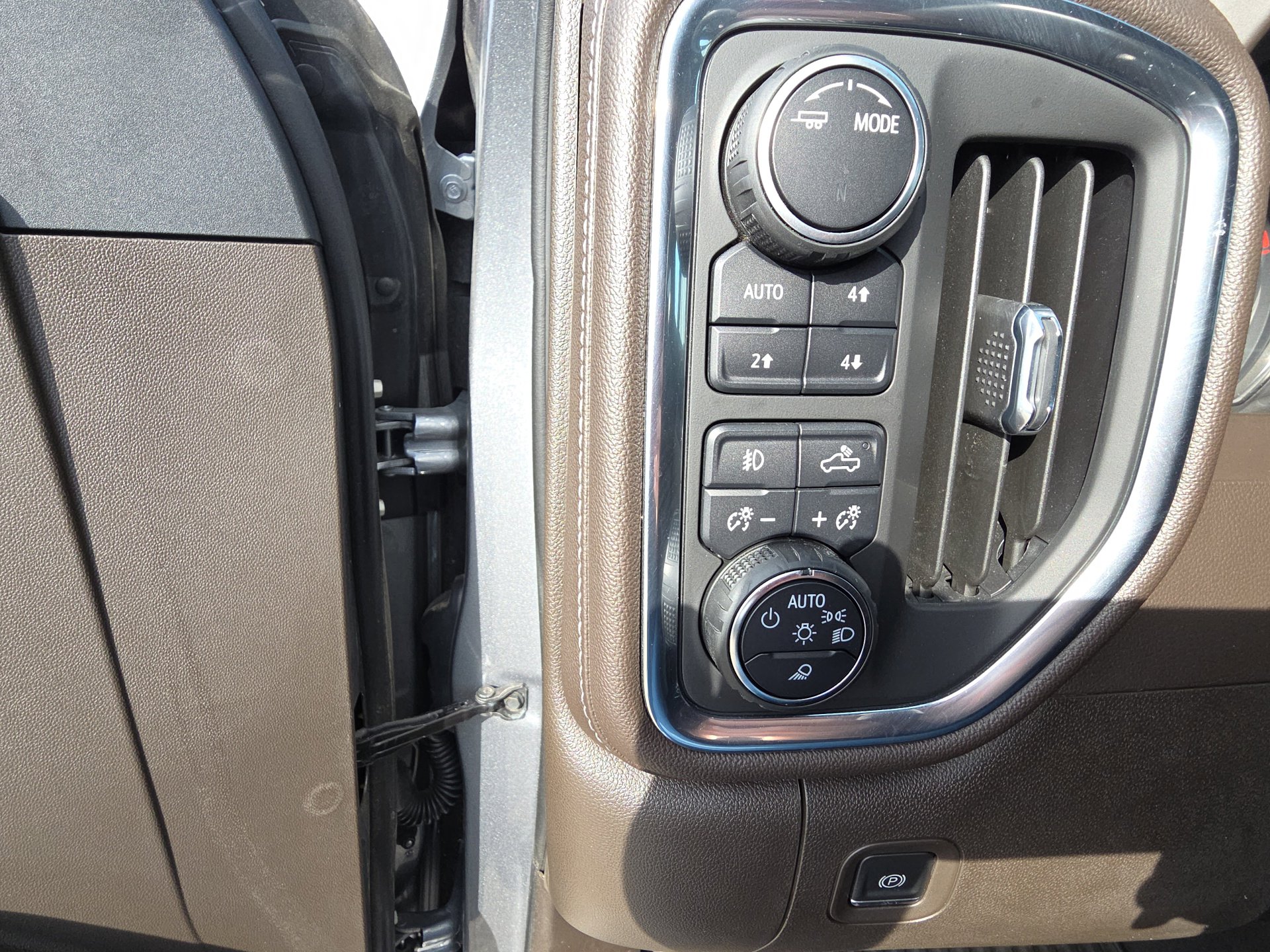 Used 2022 Chevrolet Silverado 1500 LTZ w/ Z71 Off-Road Package image 21