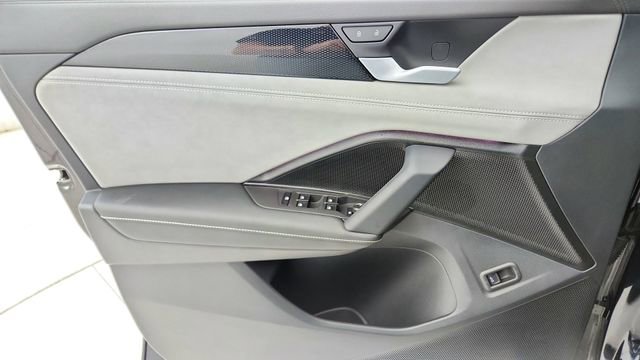 Used 2025 Volkswagen Tiguan SE R-Line image 34