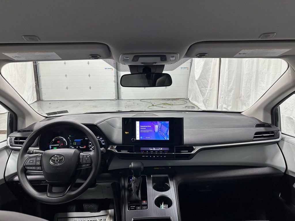 Used 2025 Toyota Sienna LE image 43