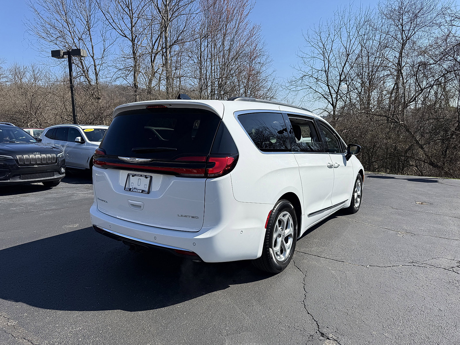 Used 2023 Chrysler Pacifica Limited w/ Uconnect Theater Family Group image 6