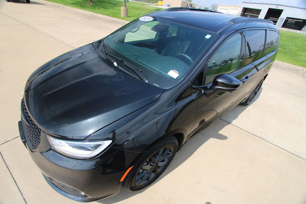 Used 2023 Chrysler Pacifica Touring-L w/ S Appearance Package image 17