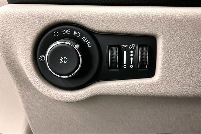 Used 2024 Chrysler Pacifica Limited image 35