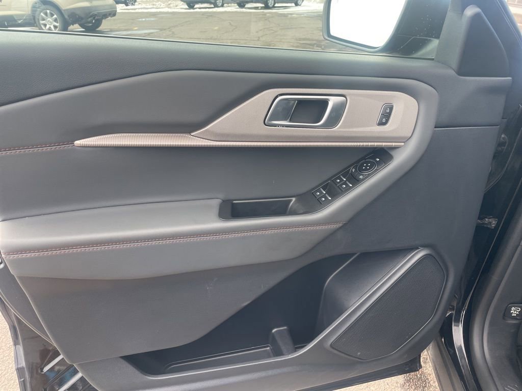 Used 2025 Ford Explorer Active image 9