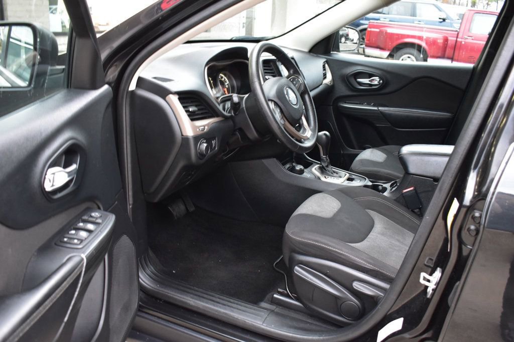 Used 2016 Jeep Cherokee Sport image 14