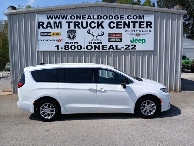 Used 2024 Chrysler Pacifica Touring-L image 2