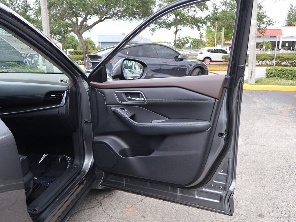 Used 2023 Nissan Rogue Platinum w/ Platinum Premium Package FWD image 28