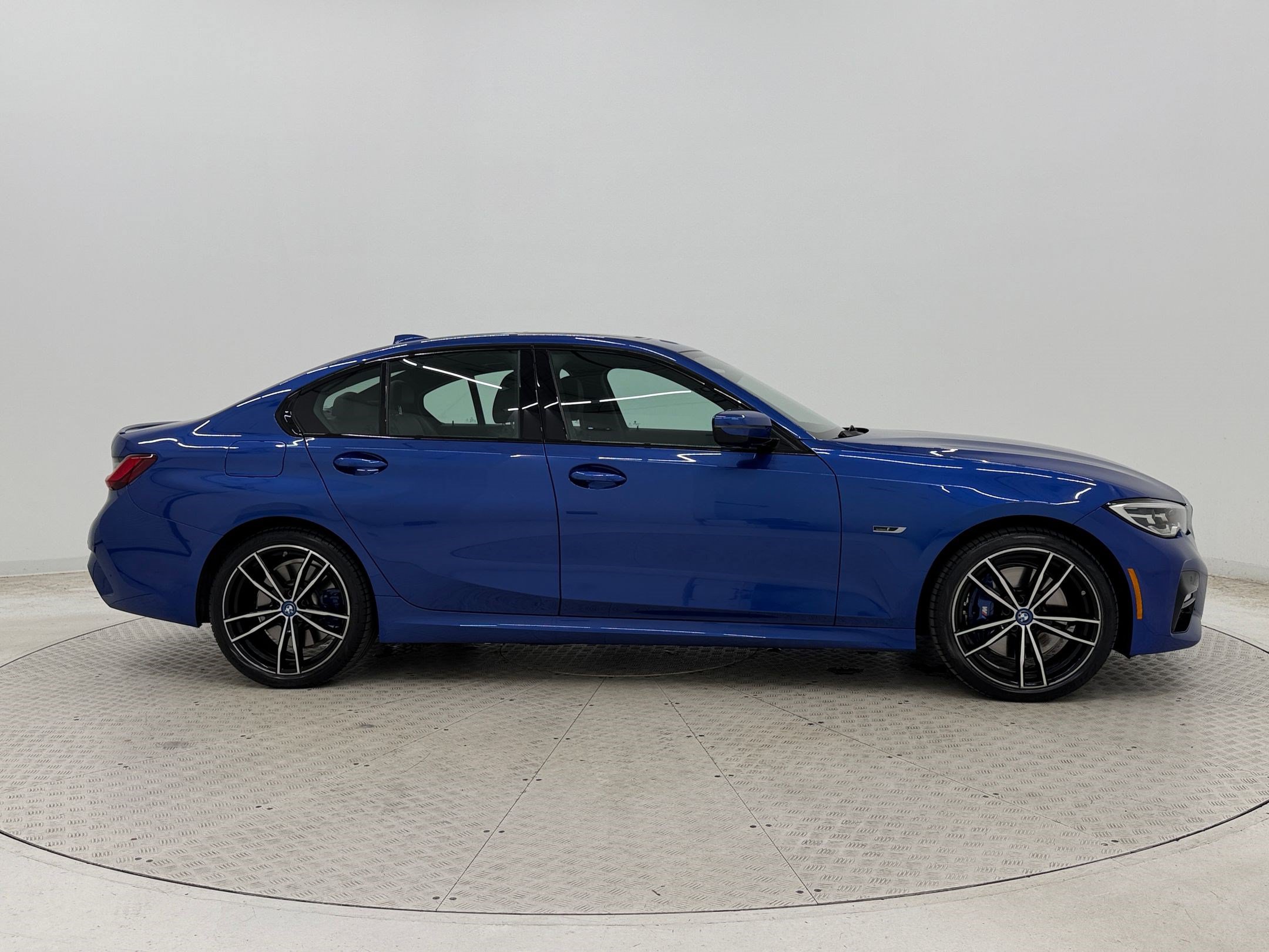 Used 2022 BMW 330e xDrive w/ M Sport Package AWD/4WD image 8