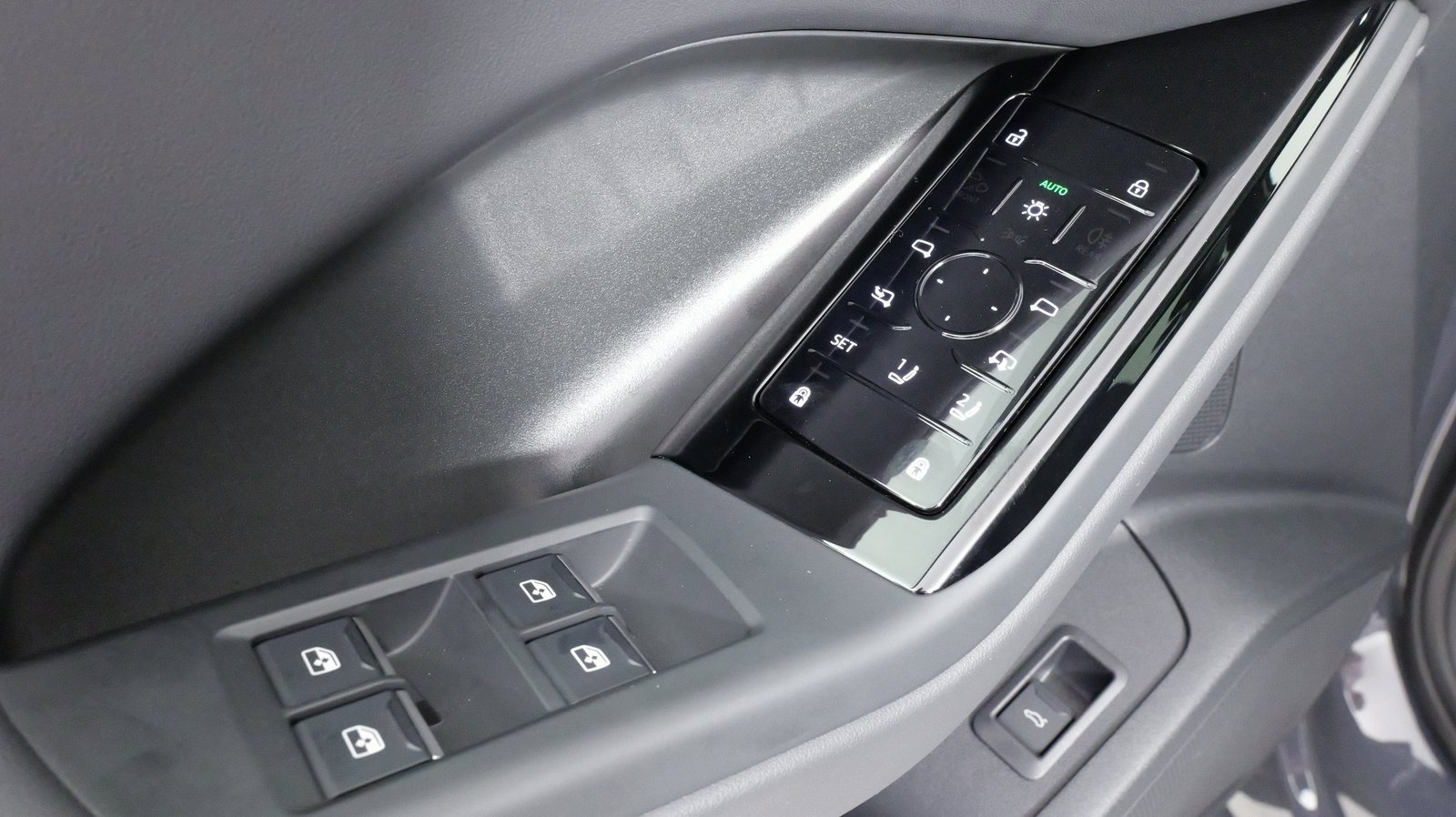 Used 2025 Audi Q6 e-tron Premium image 29