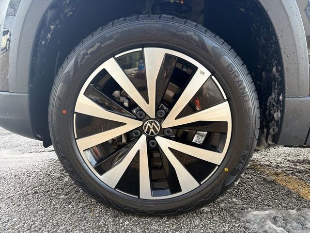 Used 2023 Volkswagen Taos SE w/ Panoramic Sunroof Package image 12