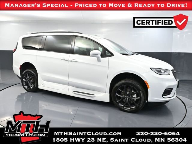 Used 2022 Chrysler Pacifica Touring-L w/ Uconnect Theater Family Group image 1