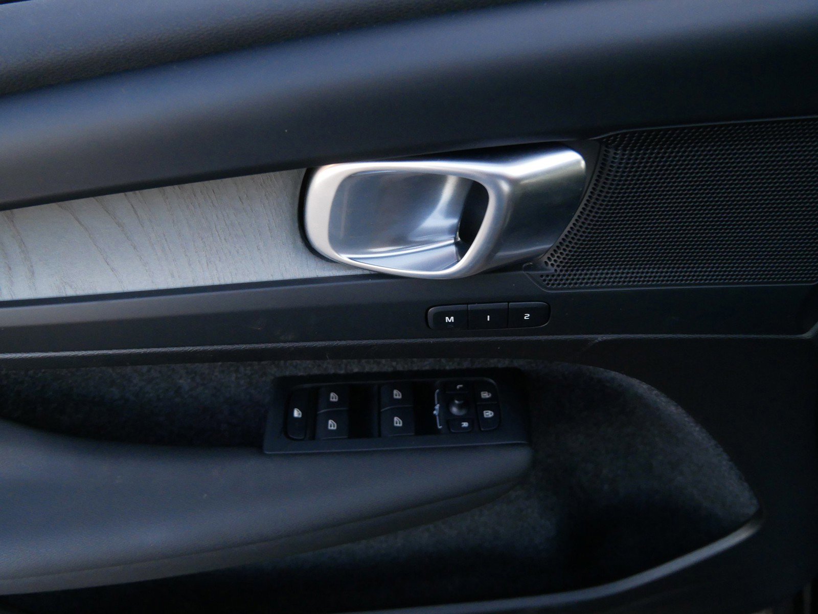 Used 2025 Volvo XC40 B5 Plus image 16