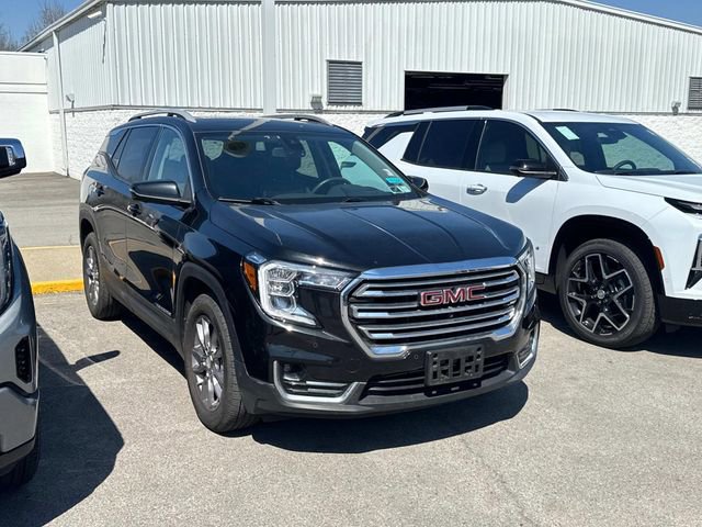 Used 2022 GMC Terrain SLT w/ Tech Package image 2