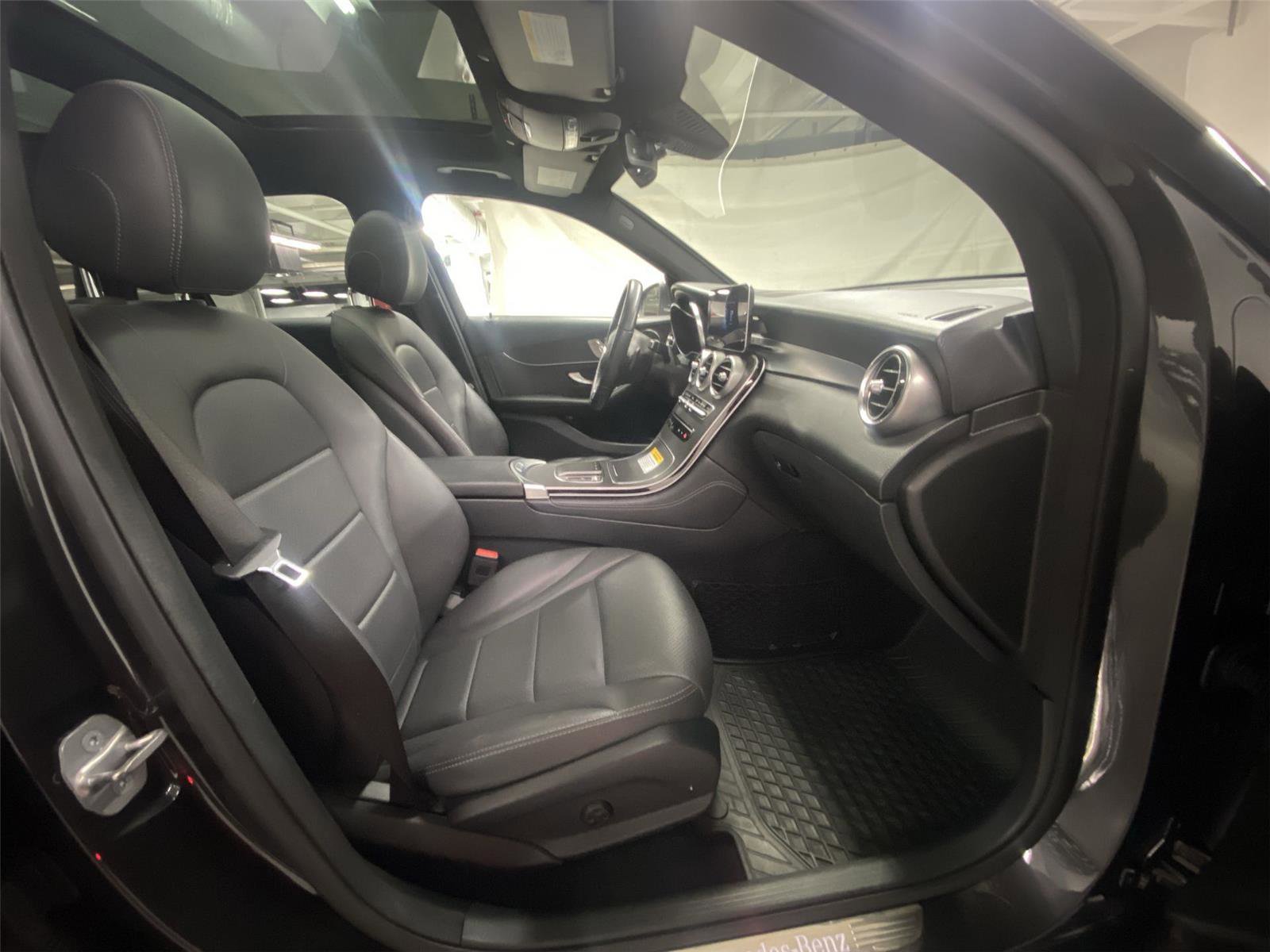 Used 2020 Mercedes-Benz GLC 300 4MATIC w/ Premium Package image 28