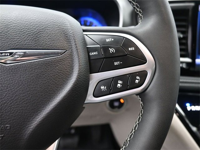 Used 2023 Chrysler Pacifica Touring-L image 7