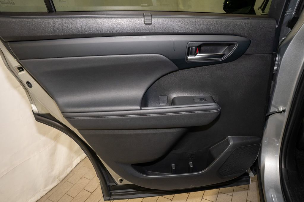 Used 2024 Toyota Highlander XLE image 12