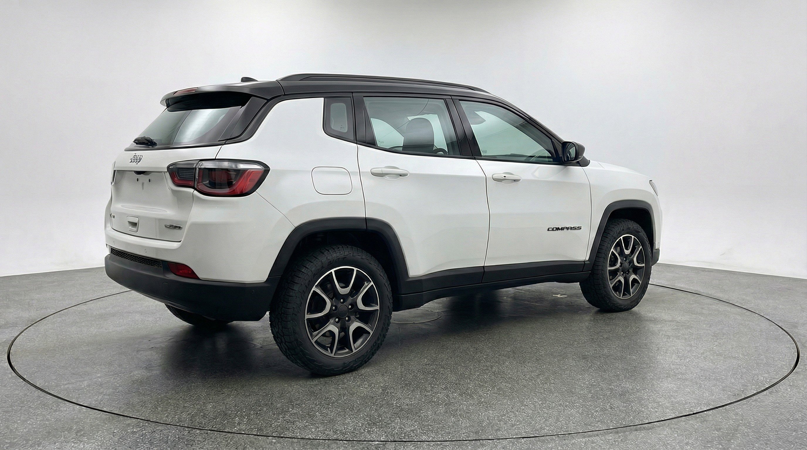 Used 2025 Jeep Compass Trailhawk AWD/4WD image 9