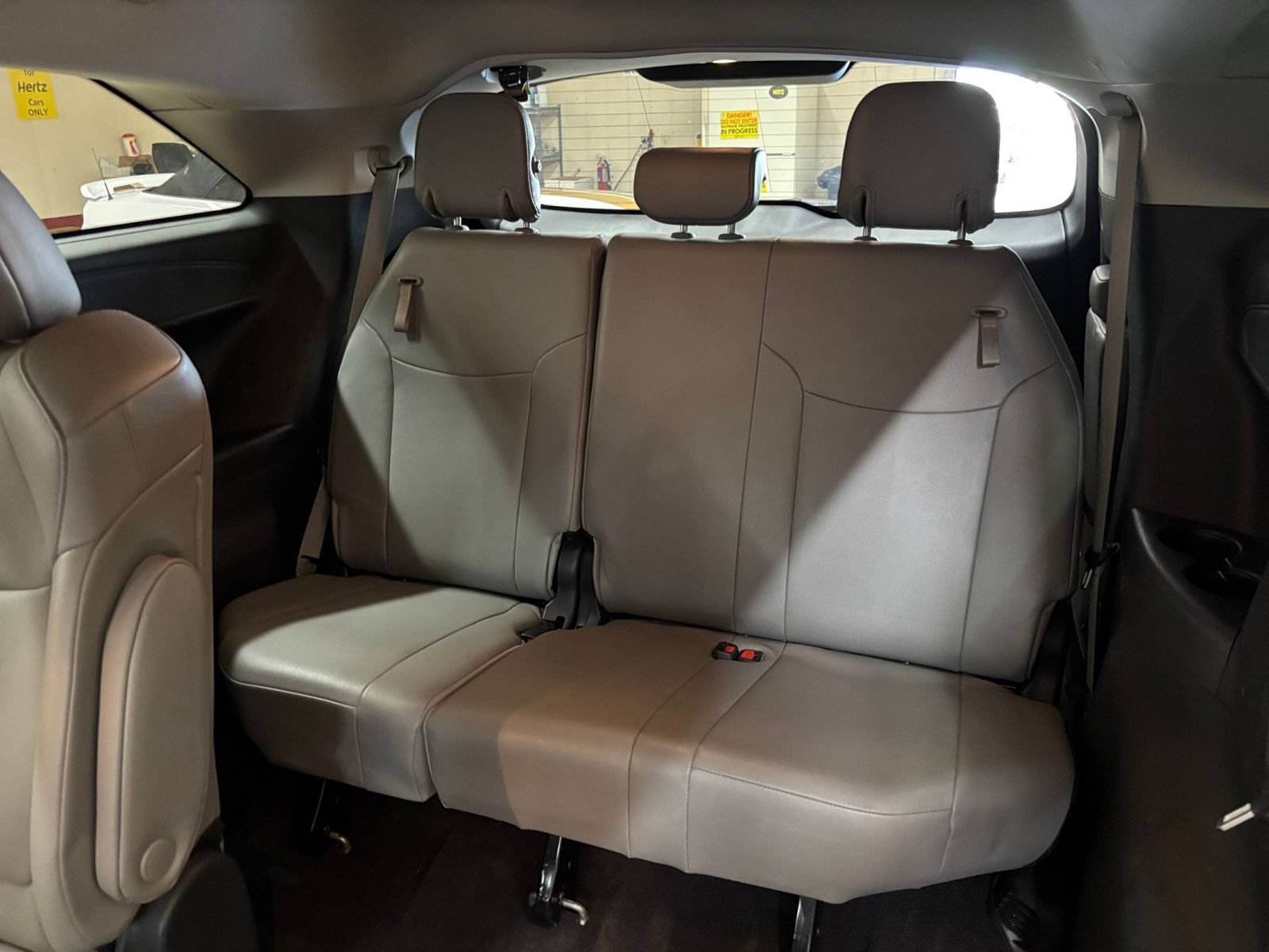 Used 2025 Toyota Sienna XLE FWD image 30