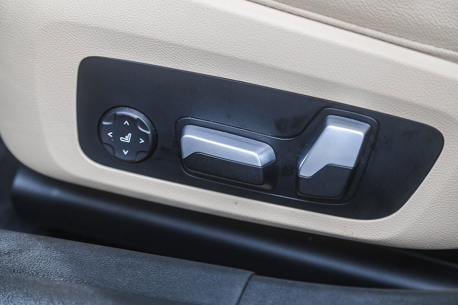 Used 2022 BMW 330e xDrive w/ M Sport Package image 23