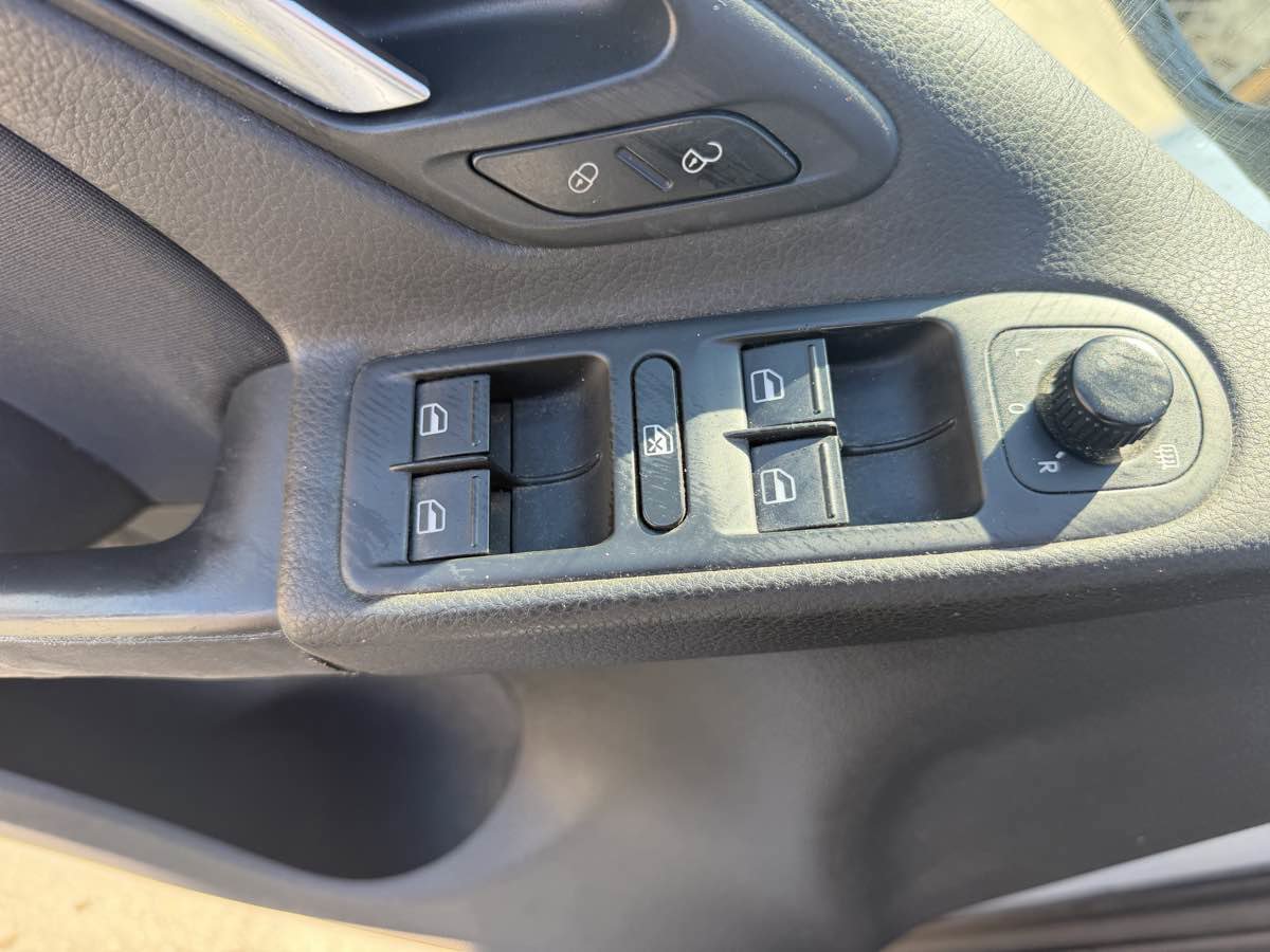 Used 2010 Volkswagen Golf 4-Door image 12