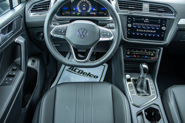 Used 2023 Volkswagen Tiguan SE image 28