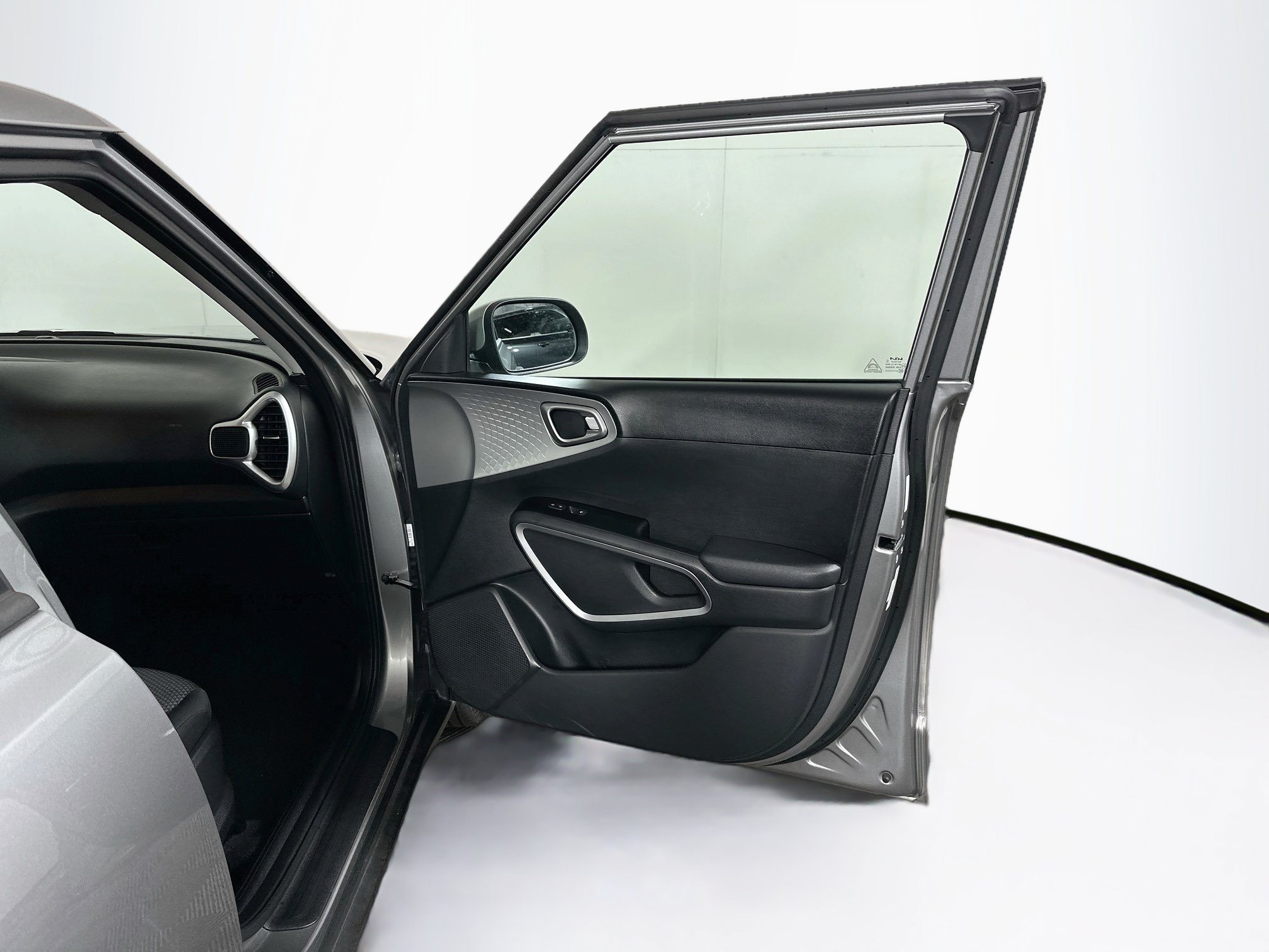 Used 2025 Kia Soul LX w/ LX Technology Package FWD image 30