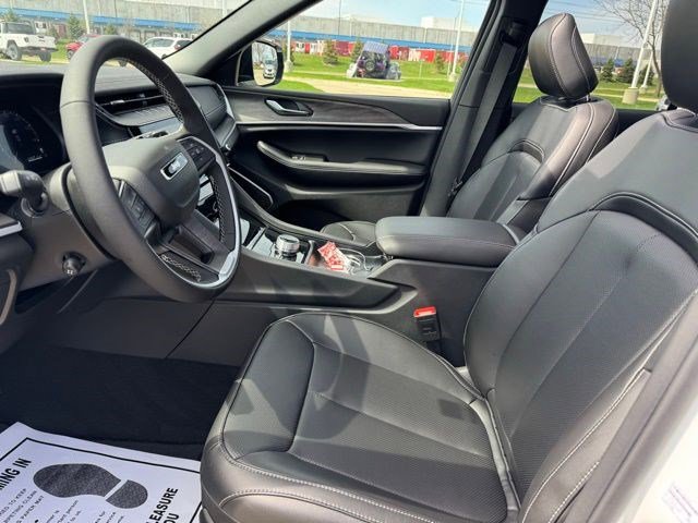 New 2026 Jeep Grand Cherokee Limited w/ Luxury Tech Group II AWD/4WD image 9