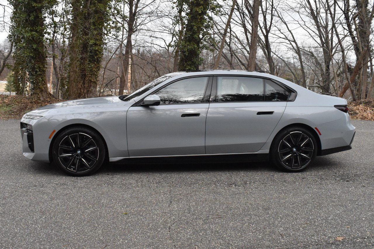 Used 2023 BMW i7 xDrive60 AWD/4WD image 3