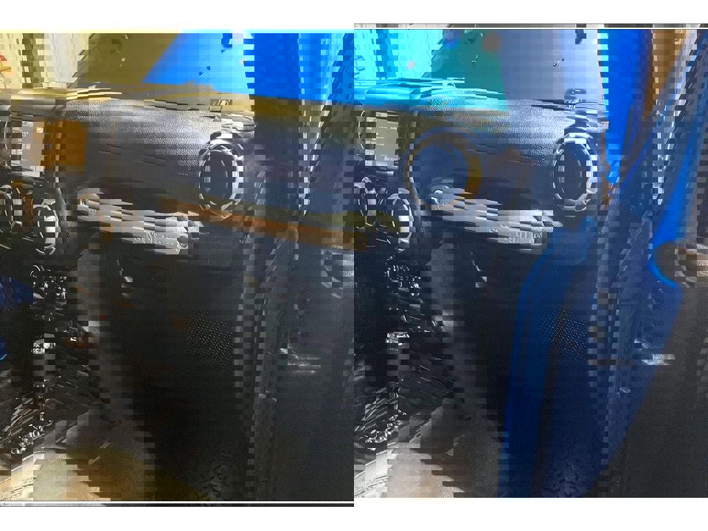 Used 2016 Jeep Wrangler Unlimited Sahara w/ Connectivity Group image 17