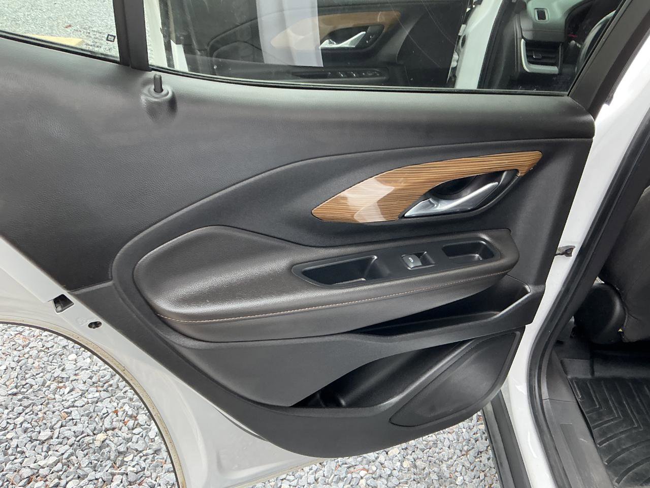 Used 2020 GMC Terrain SLE w/ Driver Convenience Package FWD image 16